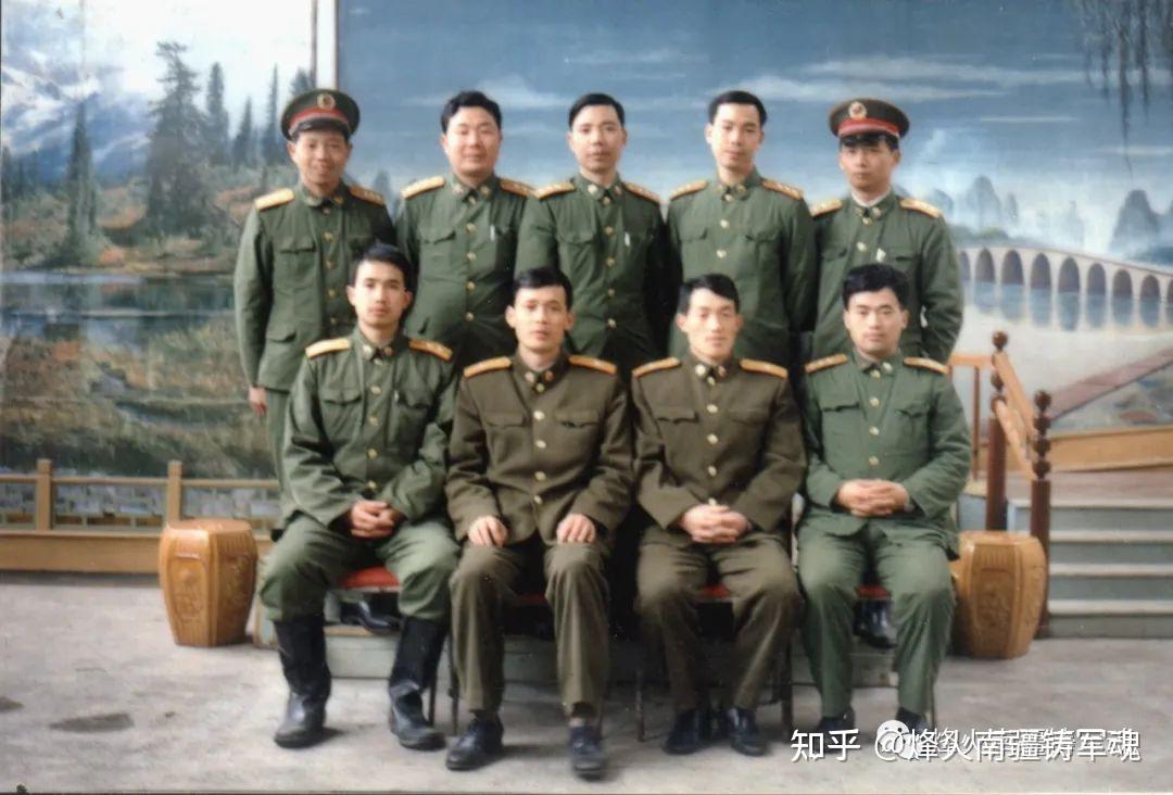 左起:阮进来,黄宗海,唐亁坤△6:1985年换85式军装炮兵209团阅兵留影左