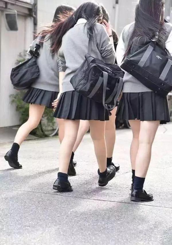 但对于身材娇小的女生,或腿型不够好的妹纸,露腿穿短袜,在视觉上会有