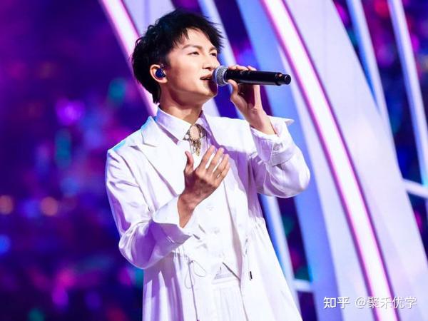 黄龄湖南春晚翻车除了和周深有关外十年前曾放话不会假唱