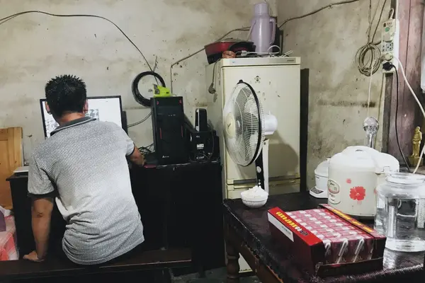 父亲在局促的老房子里看电脑,透白的头发新染了黑,一角是姑姑给的旧