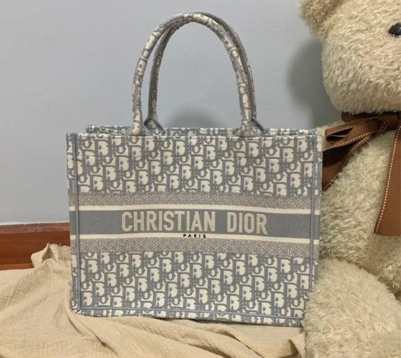 dior book tote托特包在2018春夏系列初次与大家见面,book tote 手袋