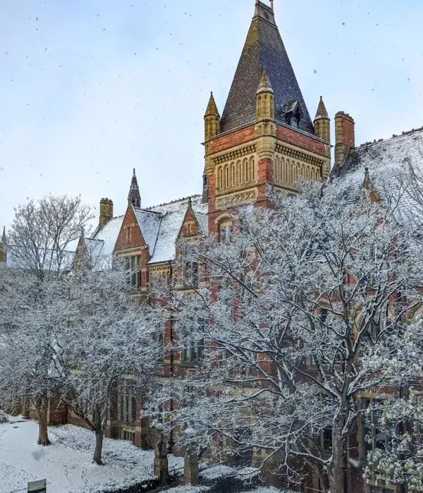 下雪啦英国大学秒变霍格沃茨绝美