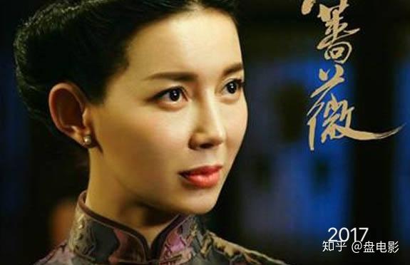 2017年,《红蔷薇》中的肖成碧,丰唇高颧骨,整个人略略有些刻薄感,个人