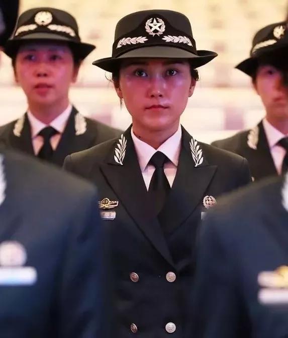 军队文职人员等级标志和服装带给你不一样的感觉