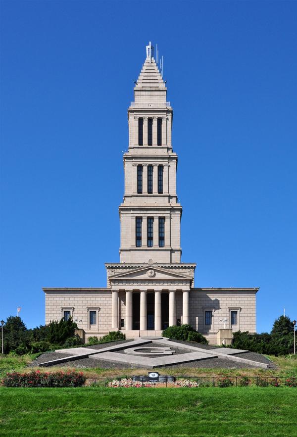另一座建筑是名为乔治·华盛顿共济会国家纪念堂的高塔,位于华盛顿以