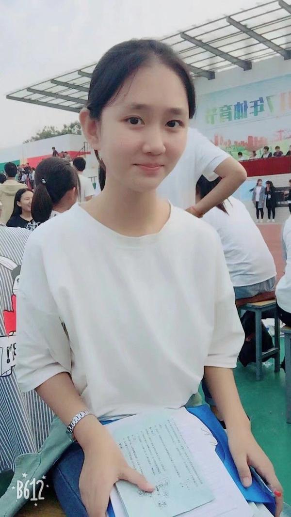 高中时素颜就好看的女生长大化妆后岂不是逆天吗?