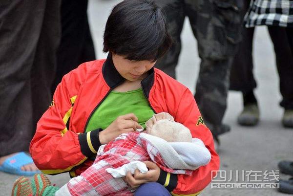 地震了,她们用母乳喂养救婴儿