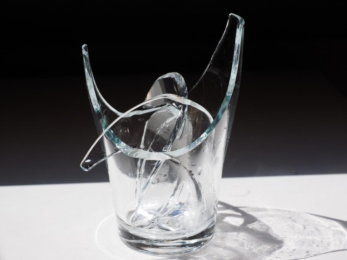 工学硕士 丝瓜瓤,钢丝球等材质粗糙且硬的工具不能用来清洗玻璃杯