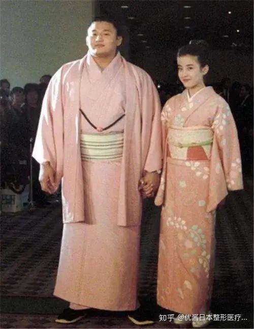 而且日本著名的相扑选手贵乃花差点就和宫泽理惠结婚了.