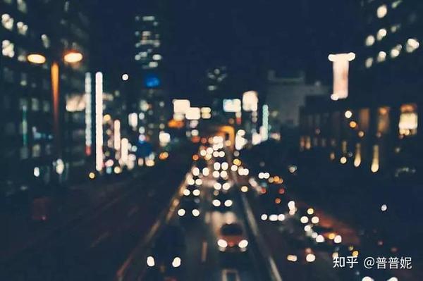 简单的说,散光的世界是模糊重影的.散光度数越高,模糊