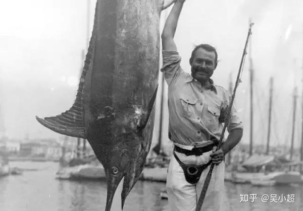海明威与他钓到的马林鱼合影