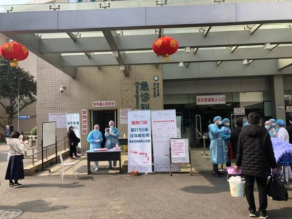非金属材质的餐桌(如玻璃,木质的)结尾有一项关于 四川大学华西医院