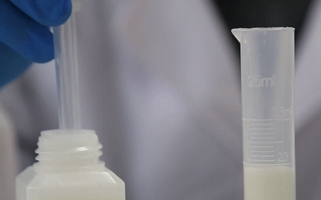 松开并取出镊子 向试管中加液体药品 ▼ 一手捏住试管上方1/3处位置