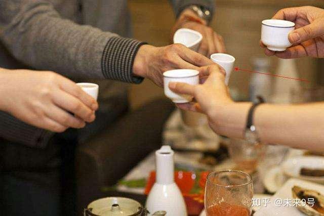 你了解白酒礼仪文化吗未来9号为你讲解敬酒十步法