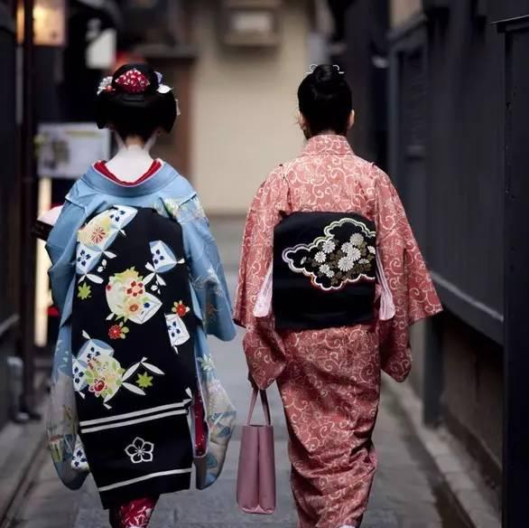 日本女性和服背后腰部的类似小枕头的东西是干嘛的?