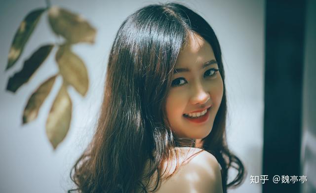 表面纯洁,内心却不正经的女人,大多有这些表现,男人注意分辨