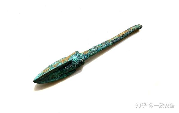 通常殳头为三棱矛状,殳首为带乳头或刺,与骨朵类似.