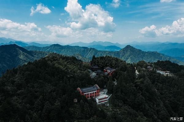 葛仙山位于江西省上饶市铅山县中部的葛仙山镇,地处武夷山北麓,主峰葛