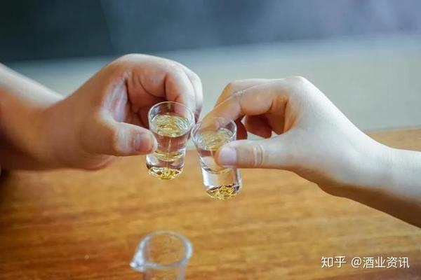 品质好的高度白酒,喝第一杯的时候,口腔,喉咙会稍有点刺激的感觉;三杯