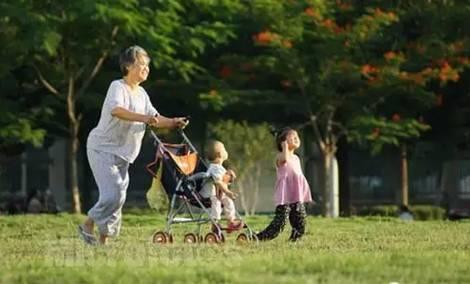 小学学历奶奶带出的孩子人见人夸,网友:教养孩子,与学历没关系