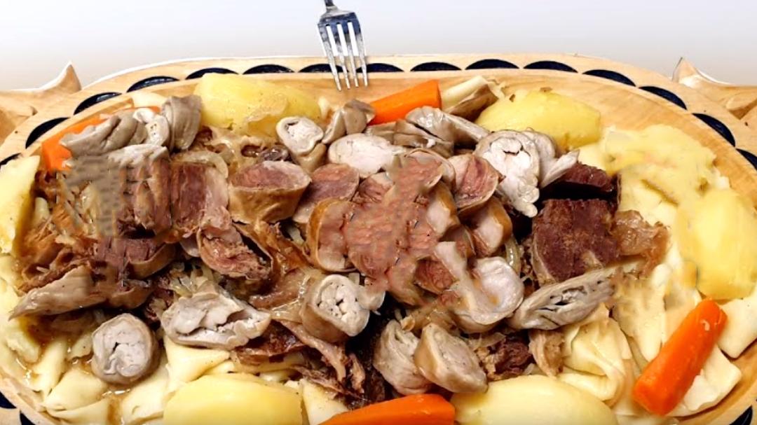 哈萨克秘制羊肉串1瓶啤酒做料汁吃完就醉倒了