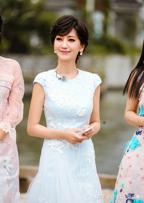 年近70,赵雅芝晒美照,身材依旧苗条,她的漂亮迷人从未
