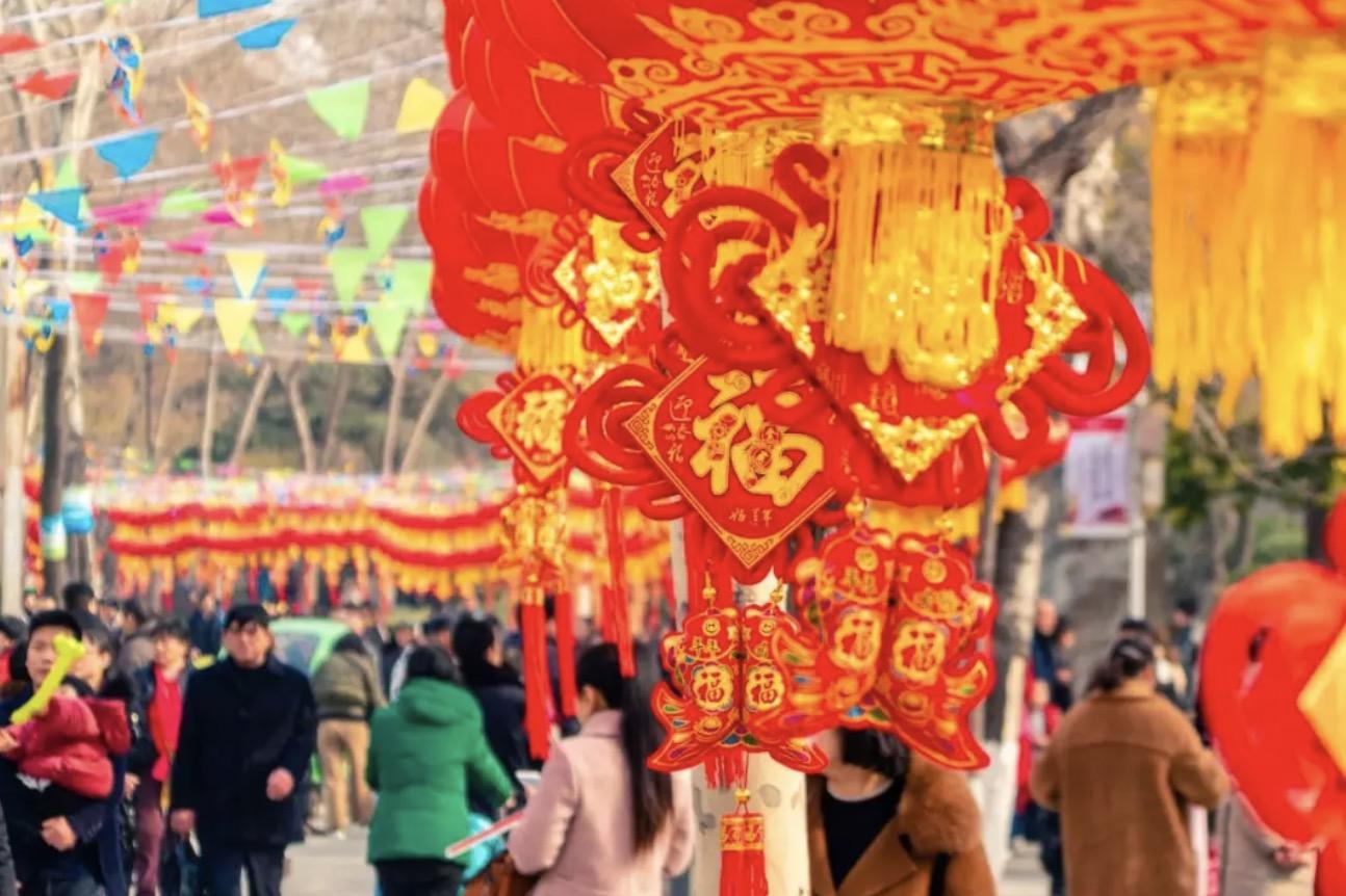 办年货的形式一直在变,但是年货之于过年的意义,一传2000年.