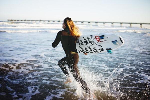 冲浪(surfing)是以海浪为动力,利用自身的高超技巧和平衡能力,搏击