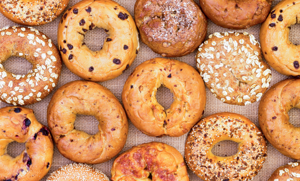 蒸后烤的发面圈)['begl] a hard bread roll shaped like a ring