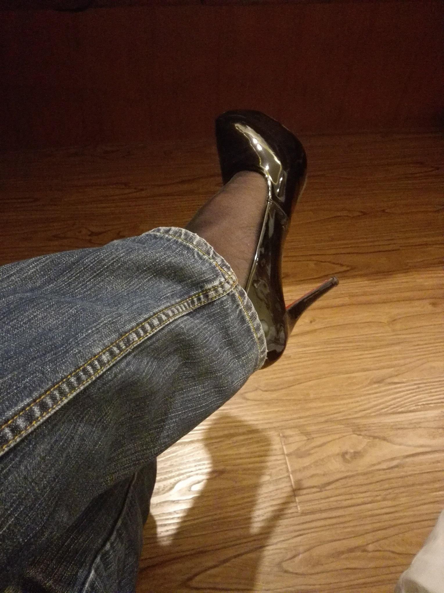 男生喜欢穿女式高跟鞋而且是颜色鲜亮的细的超高跟请问是什么心理需要