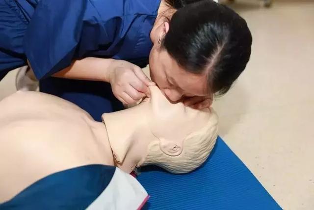 北京"最美护士"获网友点赞 救命的"心肺复苏"你一定要