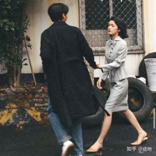 《酸梅》"夏风缠滕藤萝,祁落正于心"