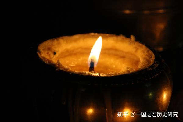 点燃煤油灯也点灯芯,如果没有灯芯了,煤油灯就会熄灭的