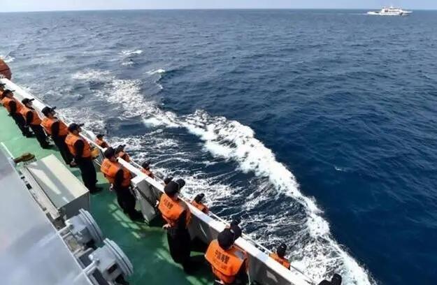 中国海警在钓鱼岛追赶日本非法作业渔船场面一度紧张