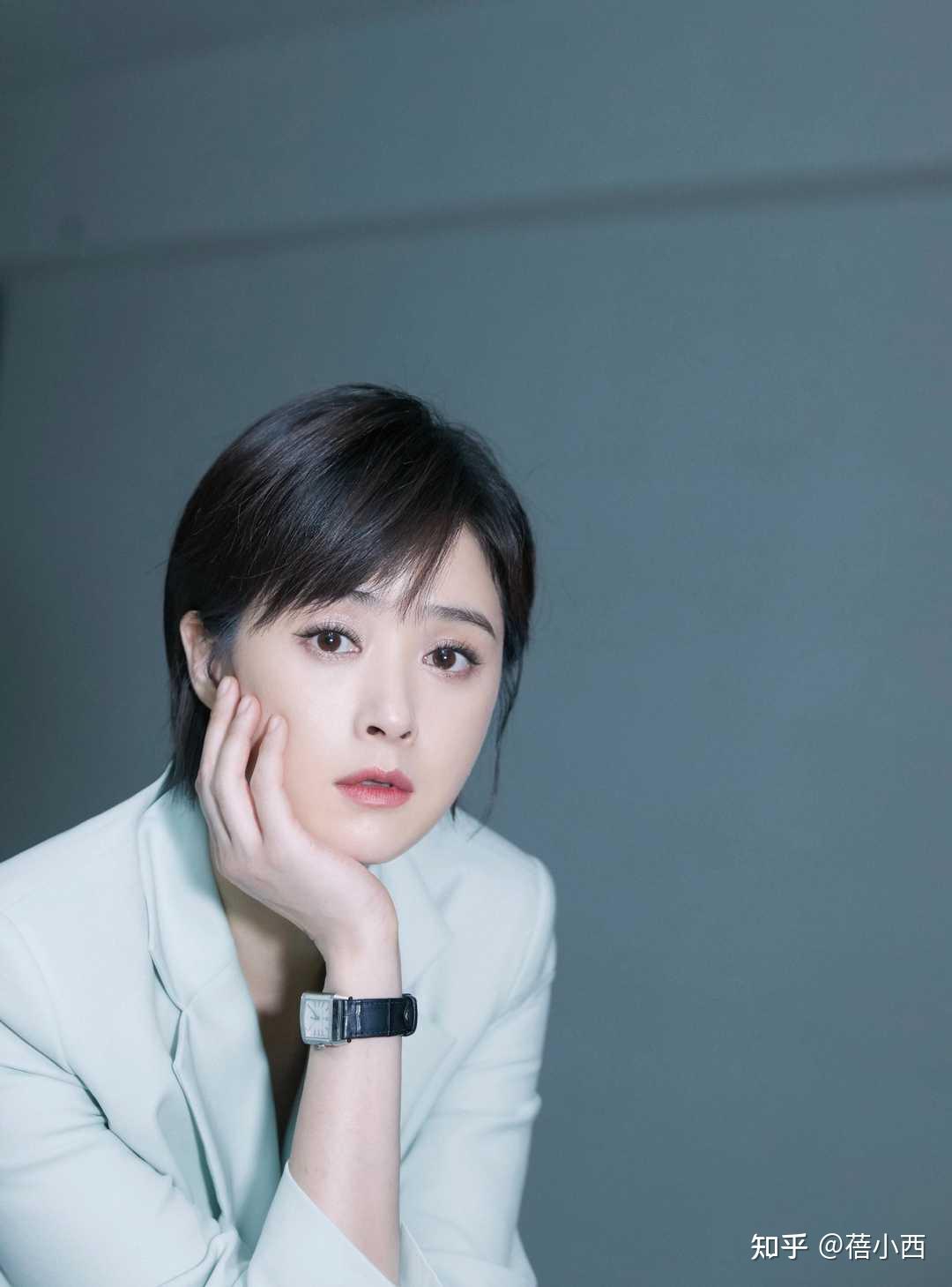 蒋欣减肥太成功还剪了新的齐刘海穿风衣凹造型美得高级惊艳