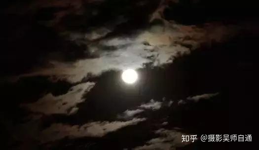 没有大长焦也可以拍摄,只不过拍出来的月亮在画面中的比例小,不论你