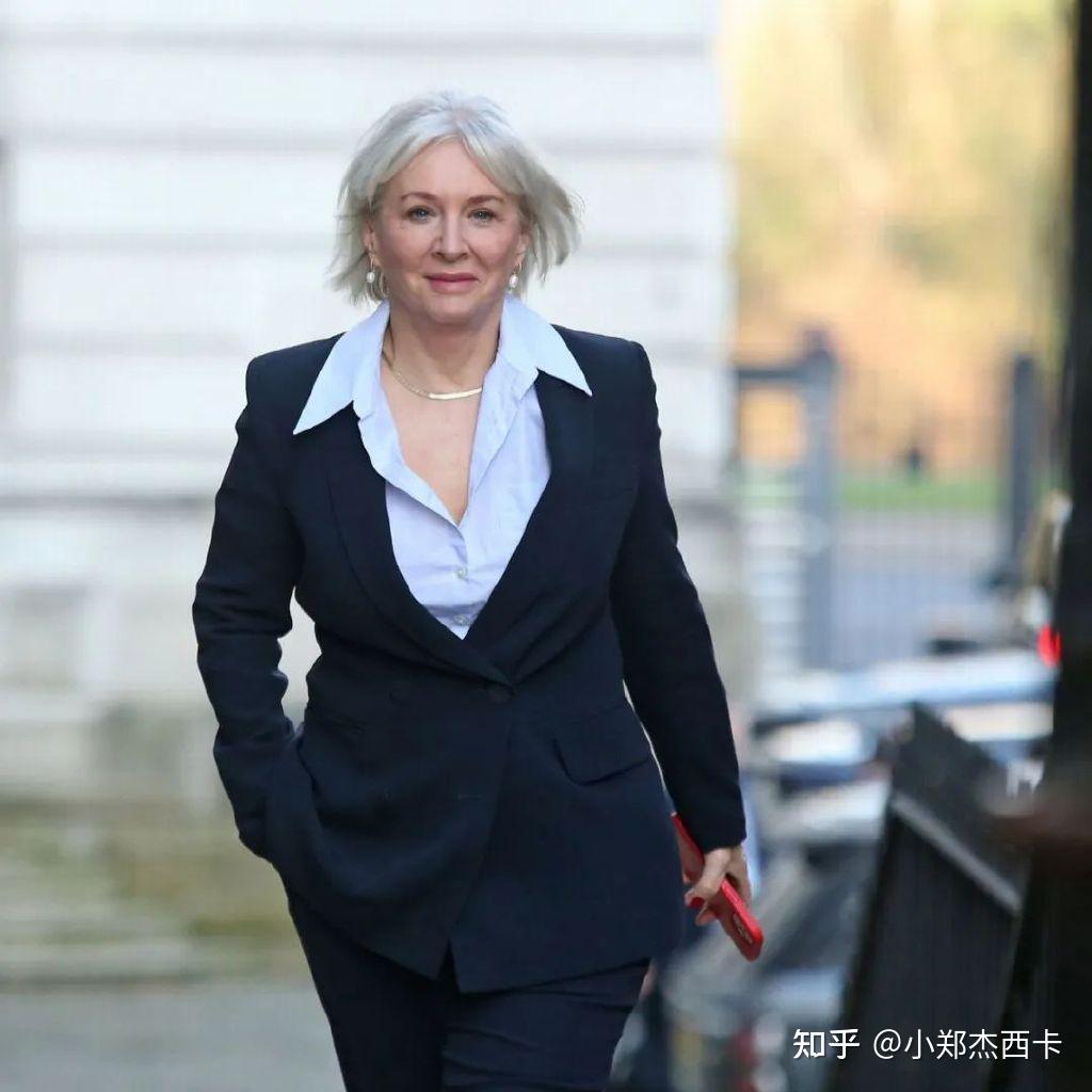 那就是英国现任文化部长纳丁·多里斯(nadine dorries.