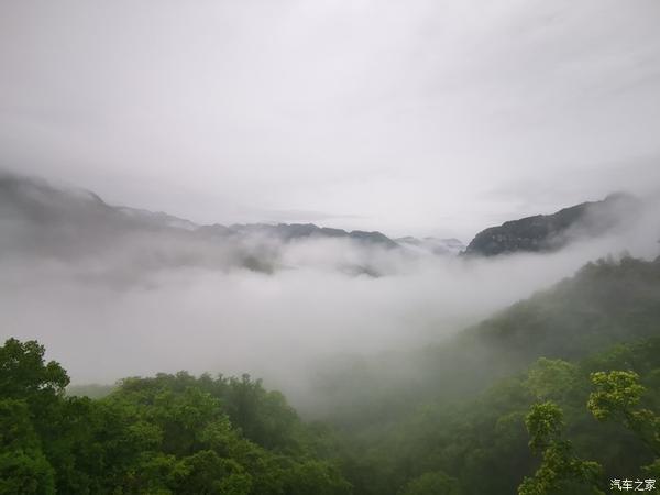 开着法系车和雪铁龙c6一起浪漫在雨中