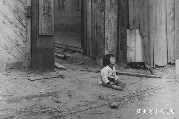 朝鲜战争中无助哭泣的小女孩.