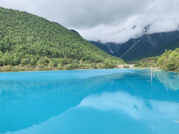 蓝蓝的湖水