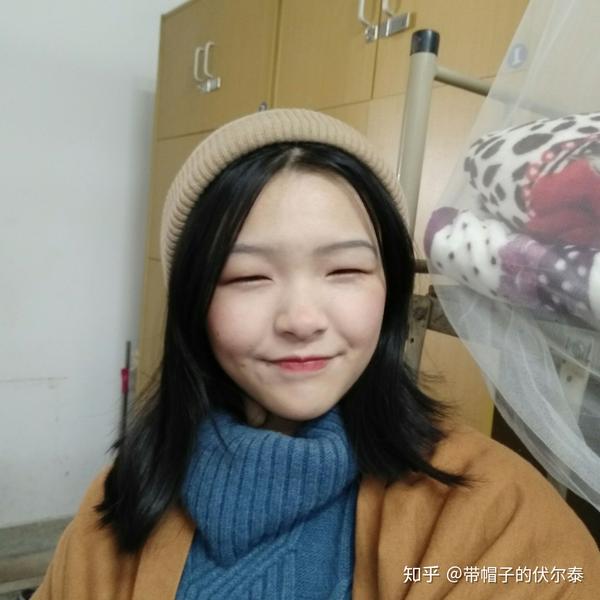 证明一下是肿眼泡塌鼻梁(而且眼睛很小,脸胖)