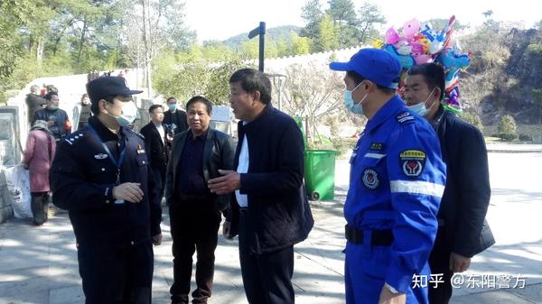 民警与村干部探讨安全疏导措施