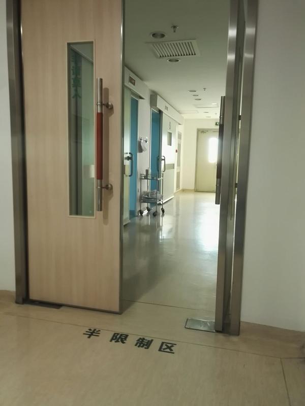 先放一张手术室门口的照片,亮灯的那个房间就是手术室.