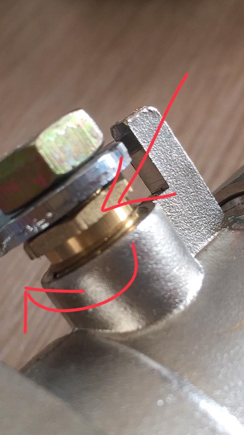 拿掉手柄看看是不是下图这种带压帽结构,如果是,顺时针拧紧 2