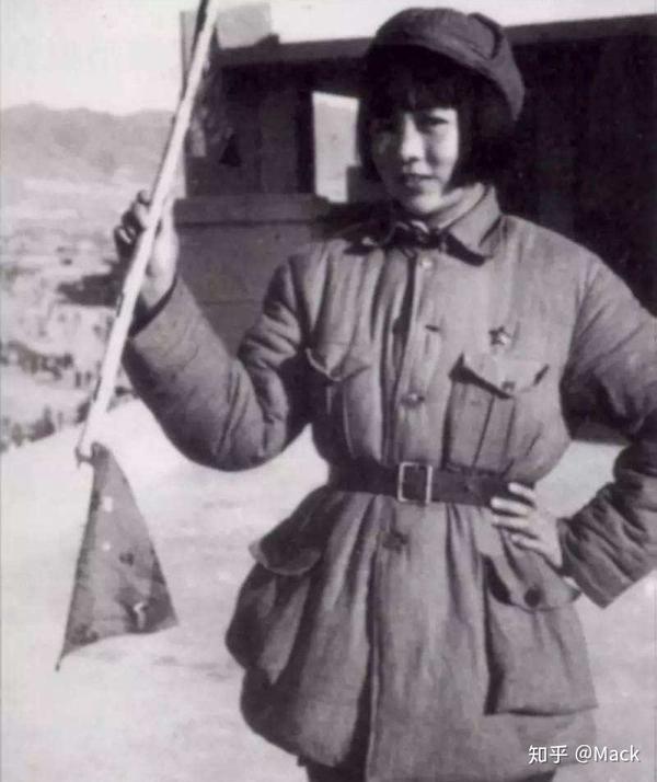 下面这位八路军女战士是真的漂亮,五官真的太美了,挑不出任何瑕疵.