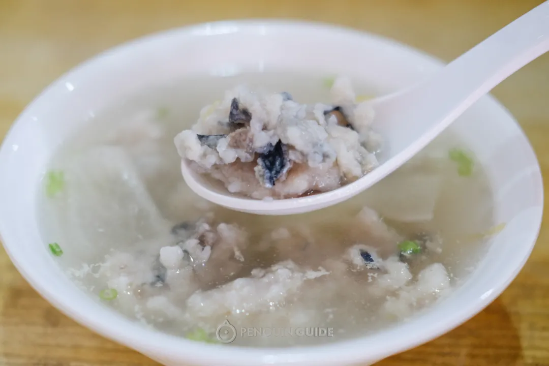 配一道马鲛羹汤,汤头相当清甜,肉质在薄芡包裹下更显嫩滑,一口汤一口