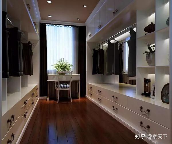 而且还可以选择把书房和衣帽间给结合起来,用书桌椅来代替换鞋凳,一房