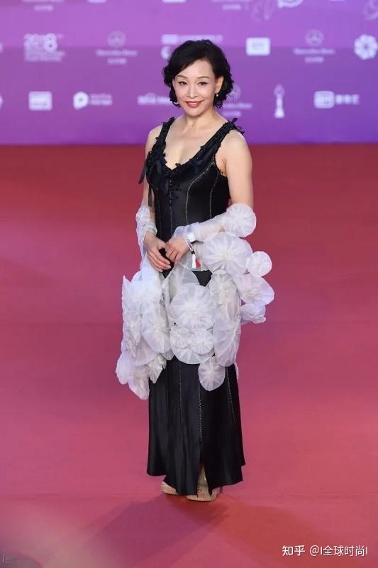 陈冲是美籍华裔女演员,奥斯卡奖评委,60岁的她在搭配上更加开放,具有