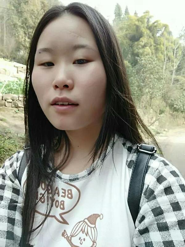 这个是初中学校上学出入证,当时超爱打扮,一天一套新衣,也会比较自卑