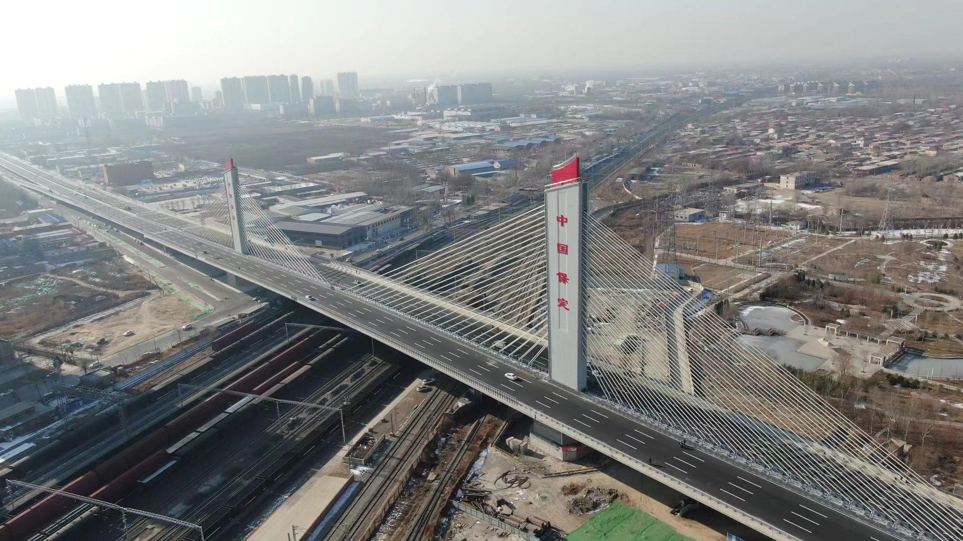 中建交通承建的保定乐凯大街南延工程的控制性工程—跨保定南站转体